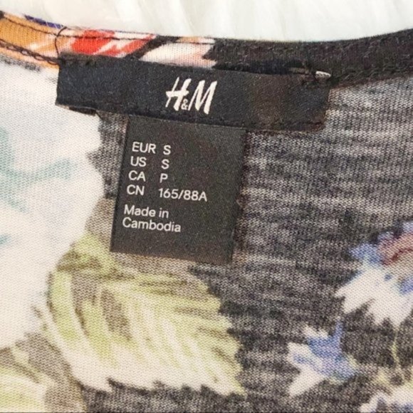 H&M Deep V Draped Short Sleeve Blouse Floral Top - Picture 6 of 8